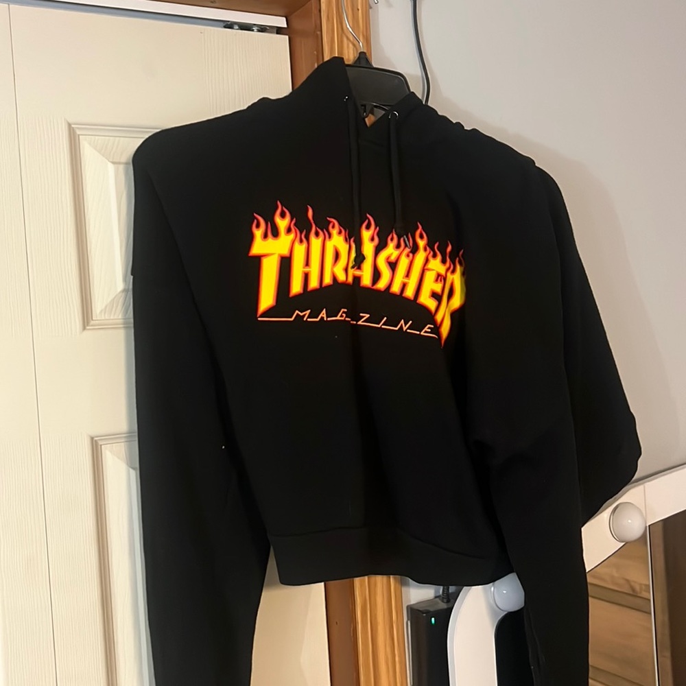 Such a Cute cropped hoodie. Loved it and is always in style. Worn 3 times.